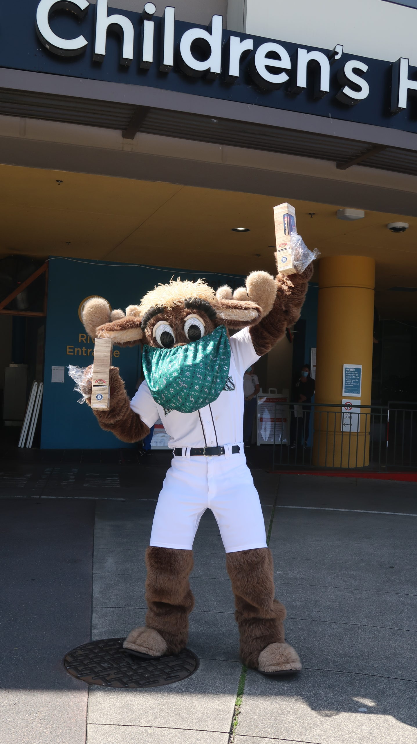 Fun with the Mariner Moose at Children's Hospital! - Hempler's Foods